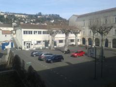 Possibilité de parking pour les visiteurs dans la cour du Lycée.