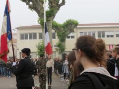levée des couleurs par Manon (réserviste) et Marine en présence de Téva (BTS) porte drapeau