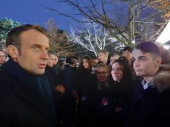 Remise d'un ballotin de pruneaux à notre président